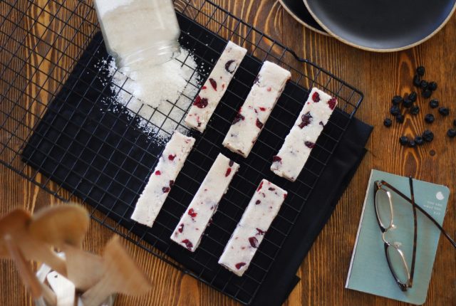 Μπάρες καρύδας με cranberries (4 μόνο υλικά)