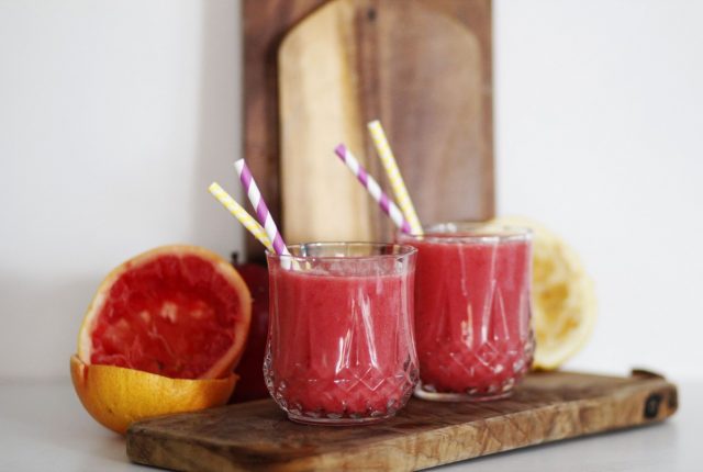 Smoothie με γκρέιπφρουτ, μούρα και χουρμάδες