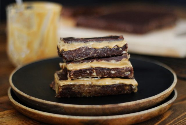 Vegan μπάρες με σοκολάτα και φιστικοβούτυρο (5 μόνο υλικά)