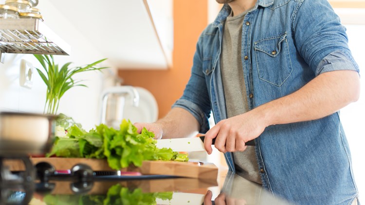 Η βιταμίνη που αποδεδειγμένα μας κρατά νεότερους όσο γερνάμε