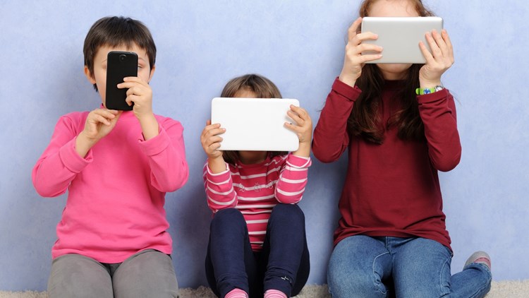 Κινητό σε παιδιά κάτω των 12 ετών οδηγεί σε πολλά προβλήματα υγείας