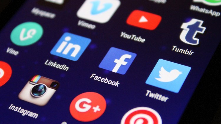 Τα social media "ροκανίζουν" τη συγκέντρωση των παιδιών