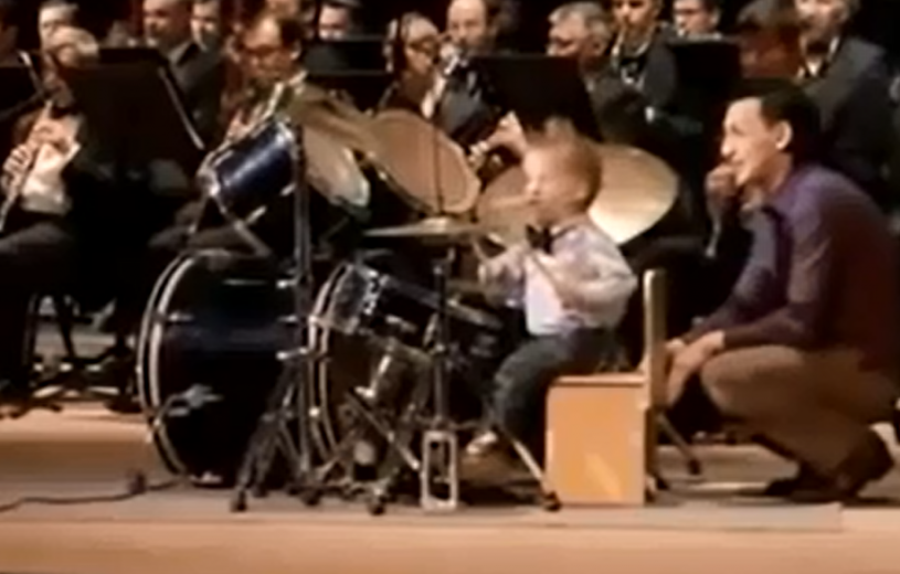 Ντράμερ 3 ετών διευθύνει ορχήστρα! (video)