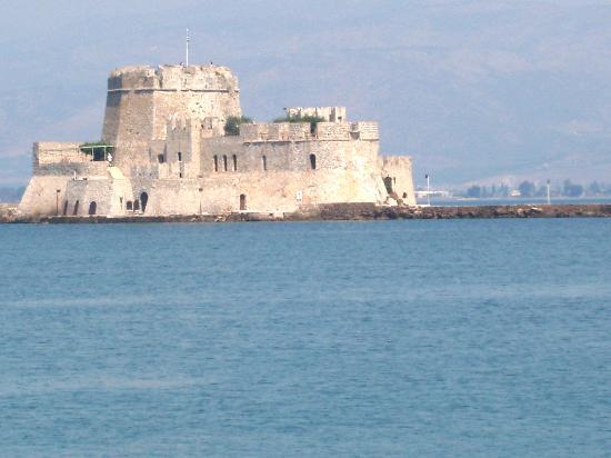 Βρέφος μόνο του σε κεντρικό δρόμο του Ναυπλίου!