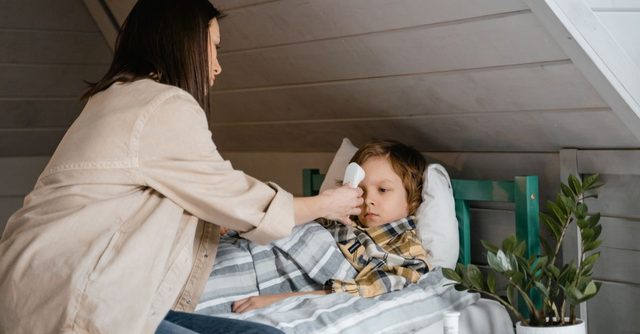 Πυρετός στο παιδί: τι μετράει περισσότερο από το νούμερο στο θερμόμετρο