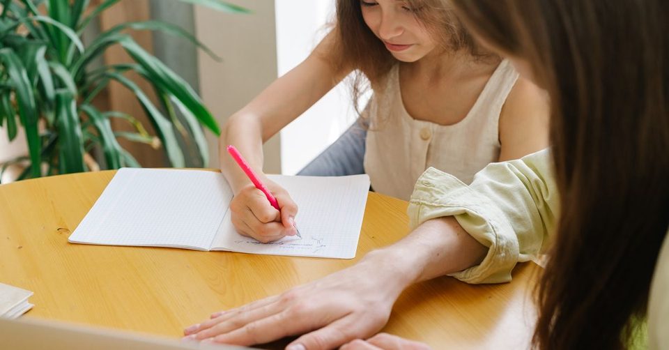 Κάθεσαι δίπλα του στο διάβασμα χωρίς να κάνεις εσύ την εργασία