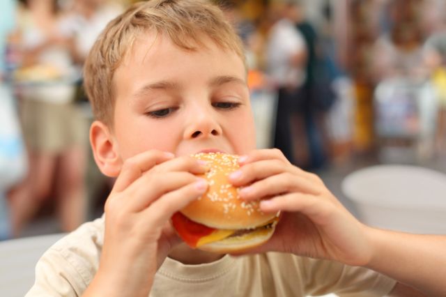 Γιατί δεν πρέπει να απαγορεύουμε το junk food στα παιδιά