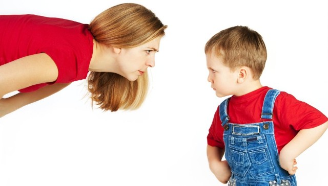 Όταν το παιδί συνηθίζει να βγάζει τα ρούχα του
